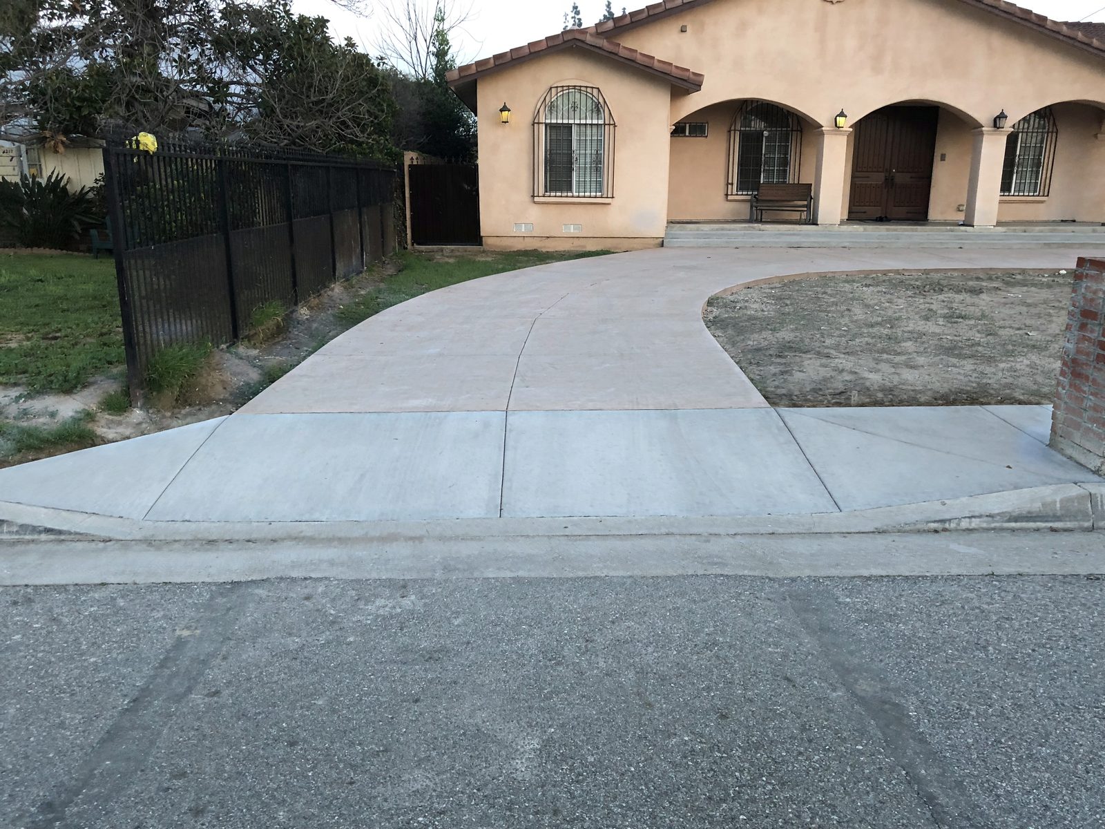 Concrete driveway by Driveway Masters, serving Covina, CA