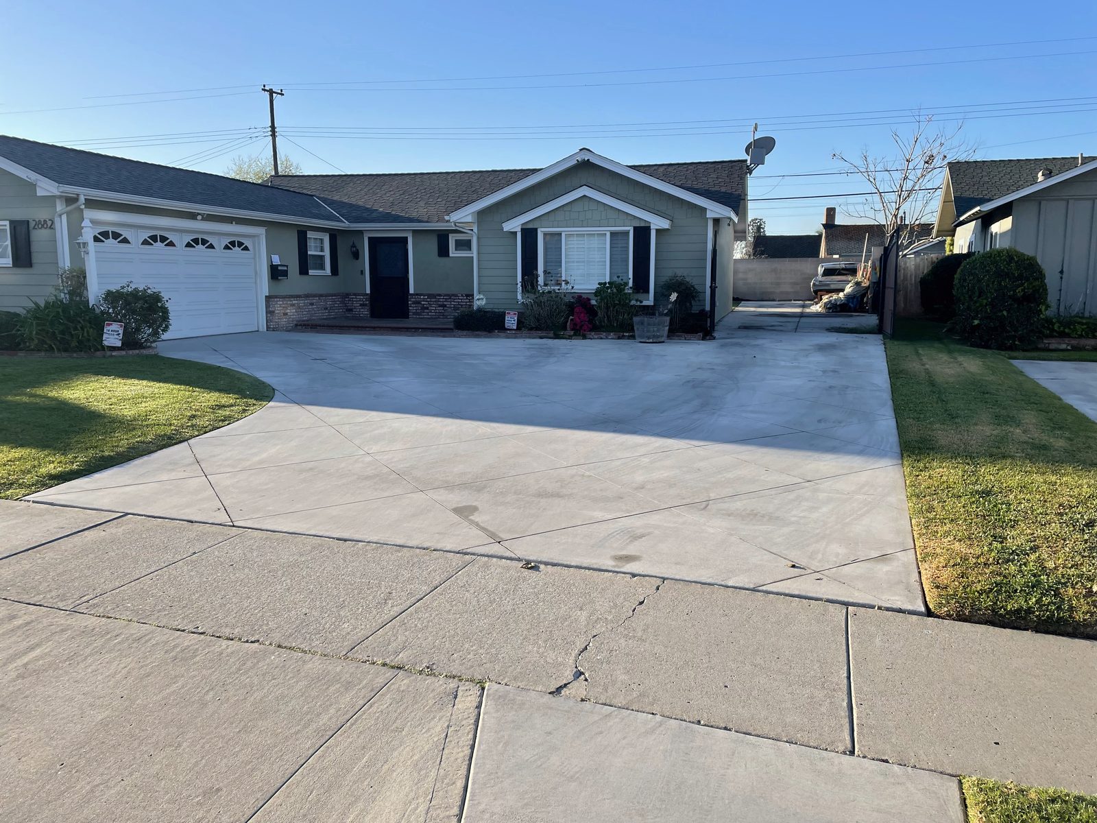 Concrete driveway by Driveway Masters, serving Cypress, CA