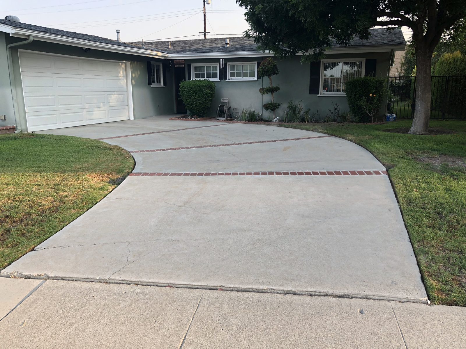 Concrete driveway by Driveway Masters, serving Stanton, CA